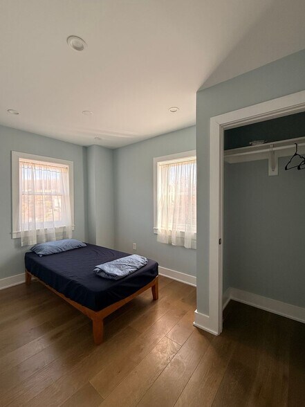 Building Photo - 3984 Blaine St NE