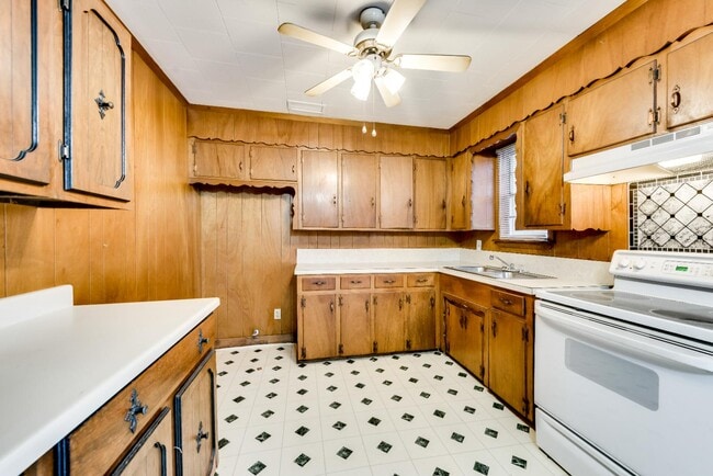 Building Photo - 223 E Kingsbridge Dr