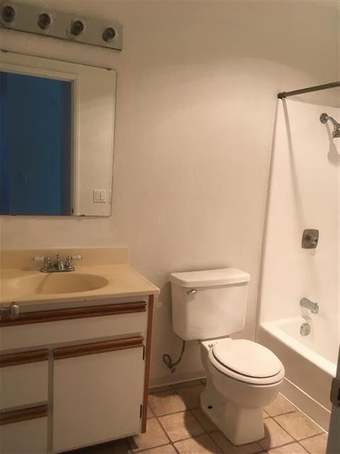 Building Photo - Gated Upstairs 2BD/2BA Condo, 2 Gated Rese...