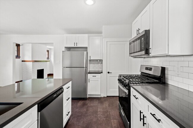 Building Photo - AVAILABLE MAY 1ST! GORGEOUS 3 BEDROOM IN CARNEGIE!!