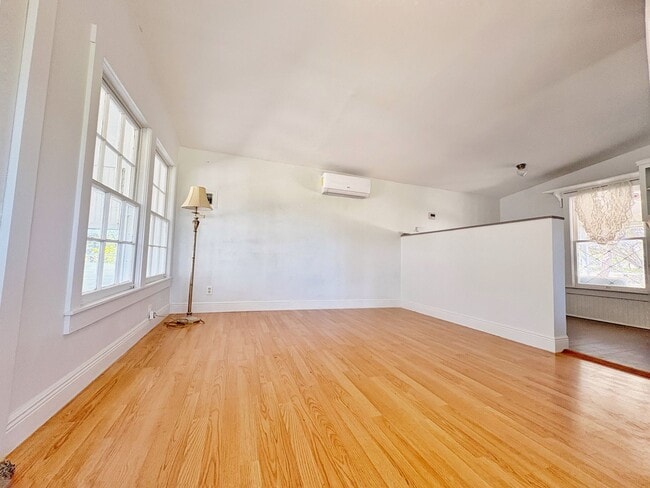 Building Photo - Cute country cottage, utilities included!
