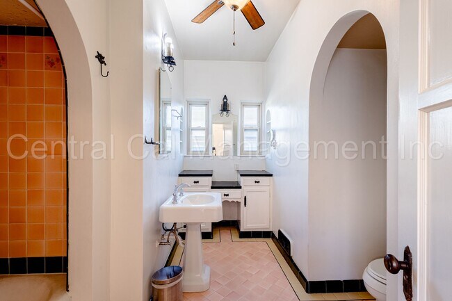 Building Photo - 3 Bedroom/2.5 Bath Home with a Mother In Law Unit - $2595 per month!
