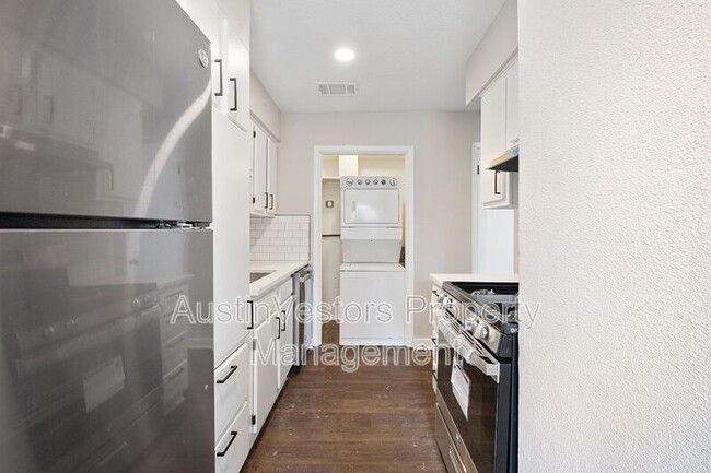 Building Photo - 200 Concho St