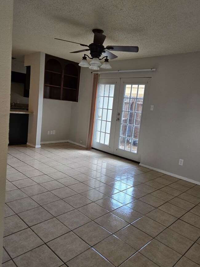 Building Photo - Charming 1-Bedroom Quad in Fort Worth – 80...