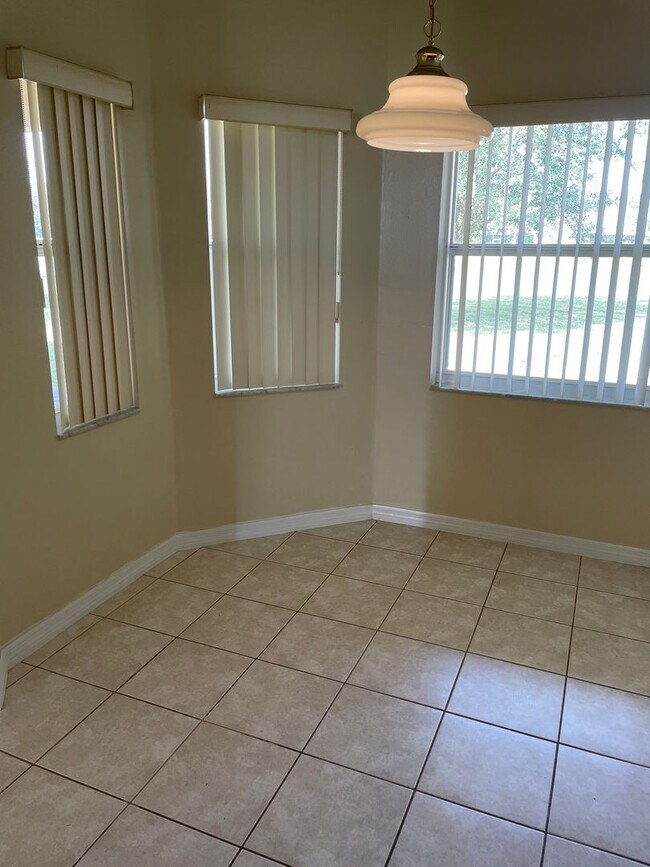 Building Photo - Great 3/2 floor plan
