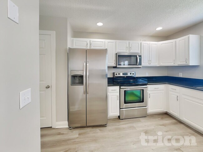 Building Photo - 5204 Halverson Ct