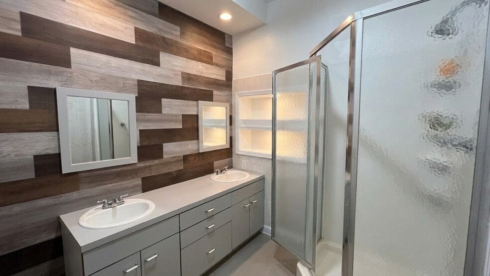 Building Photo - 5807 Hobart St