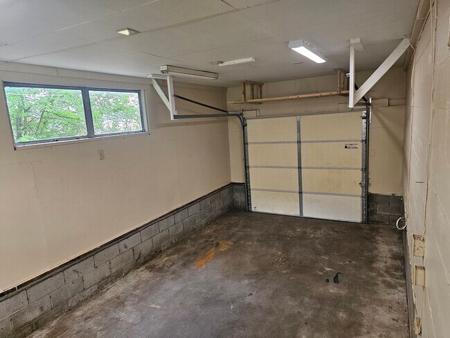 Building Photo - Don't Miss this 2 bedroom with Garage, Lar...