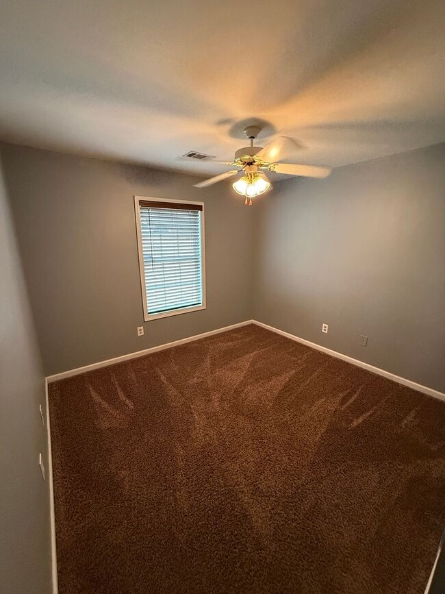 Building Photo - Comfort Meets Convenience — Move-In Ready!