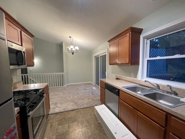 Building Photo - 6770-6772 Pleasantview St NE