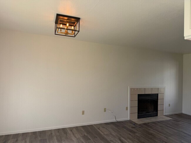 Building Photo - Remodeled 3 bedroom 2 bath house in Citrus Heights HUGE YARD