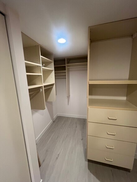 Master Walkin Closet - 500 W Harbor Dr