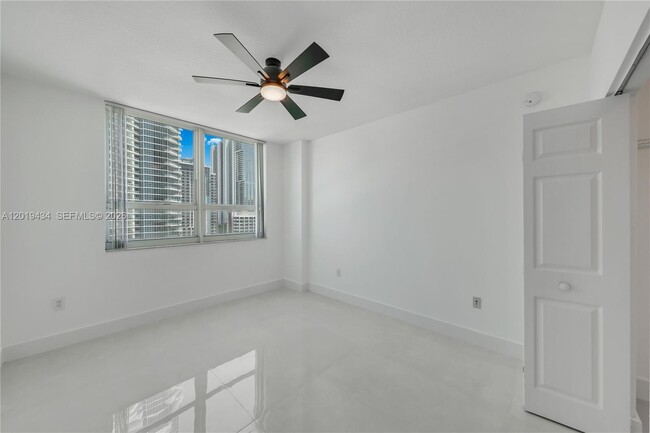Building Photo - 2000 N Bayshore Dr
