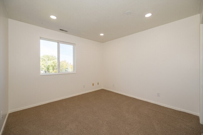 Building Photo - 857 Southfork Dr