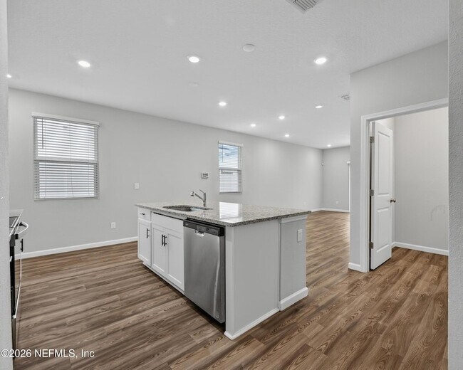 Building Photo - 14757 Cashew Ave