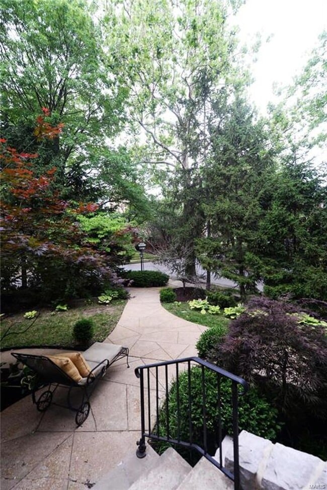 Building Photo - 7572-74 York