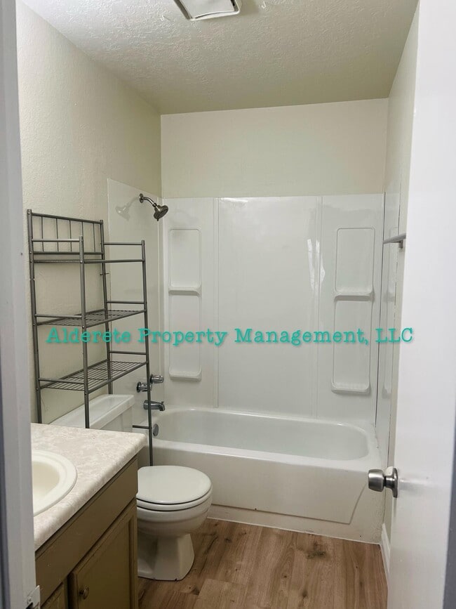 Building Photo - 9006 Sonya Ave SW