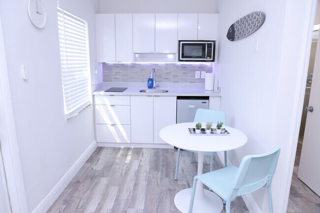 Building Photo - 1109 Douglas Rd