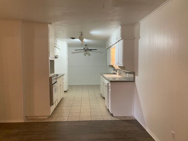 Building Photo - Spacious 3 Bedroom, 2 Full Bath Home Located in SW Ft. Worth!