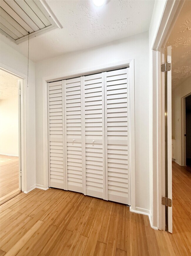 Building Photo - 10423 Kirkshire Dr