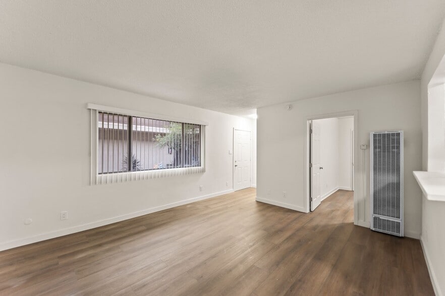 Building Photo - 9721 San Pedro St