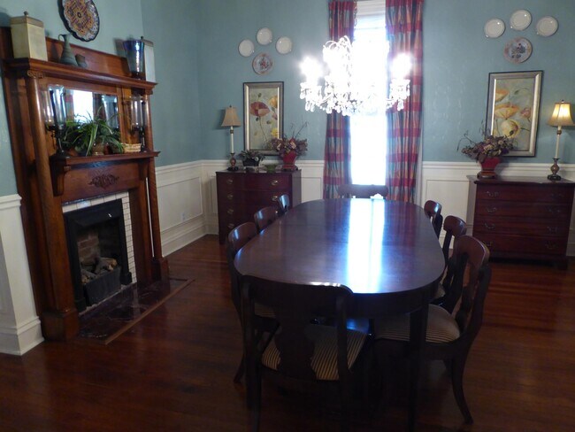Dining - 906 Fatherland St
