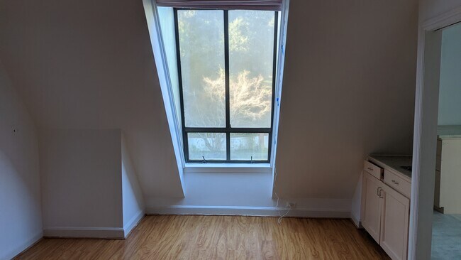 Building Photo - 2300 Forest View Ave