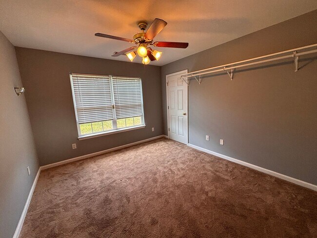 Building Photo - 5 Bedrooms- 3 Bathroom- House in West Rome!