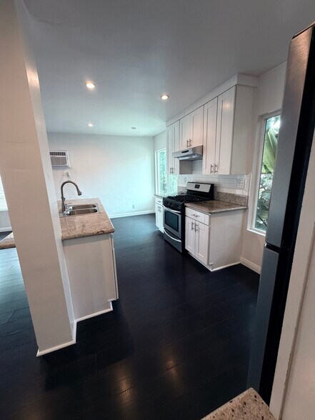 Building Photo - 123 S St Andrews Pl