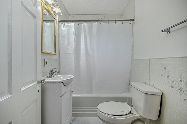 Building Photo - 3 Bdrms +Office / 2 baths Upstairs Apt - K...