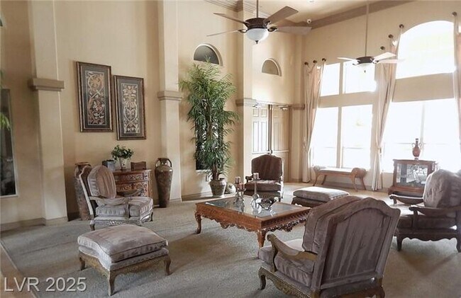 Building Photo - FANTASTIC 1ST FLOOR UNIT IN GATED COMMUNIT...