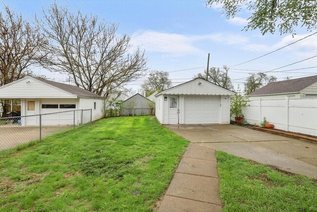 Building Photo - 446 W Capistrano Ave