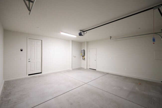 Building Photo - 4 Bedroom + Den in Foothills at Northpointe