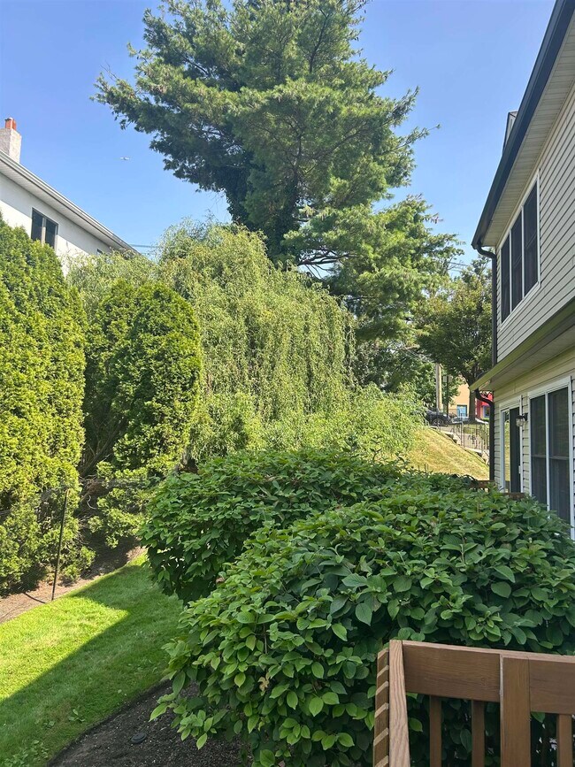 Building Photo - 302 Grand Ridge Dr