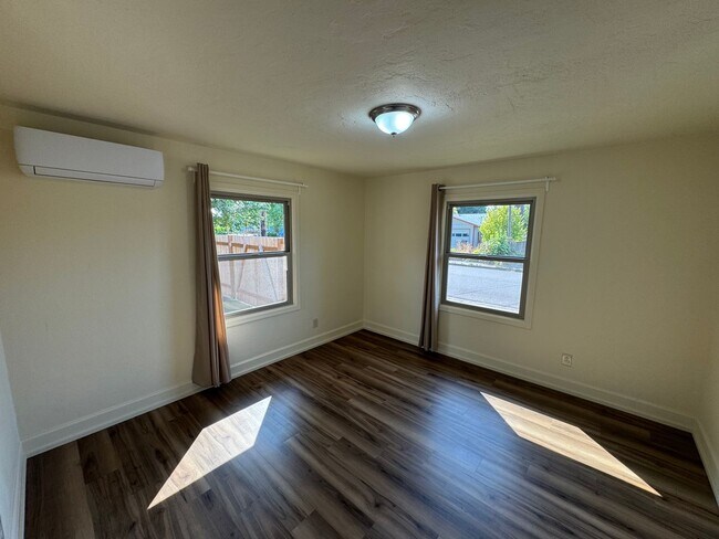 Building Photo - Beautifully Renovated 3 Bedroom ~ 2 Bathro...