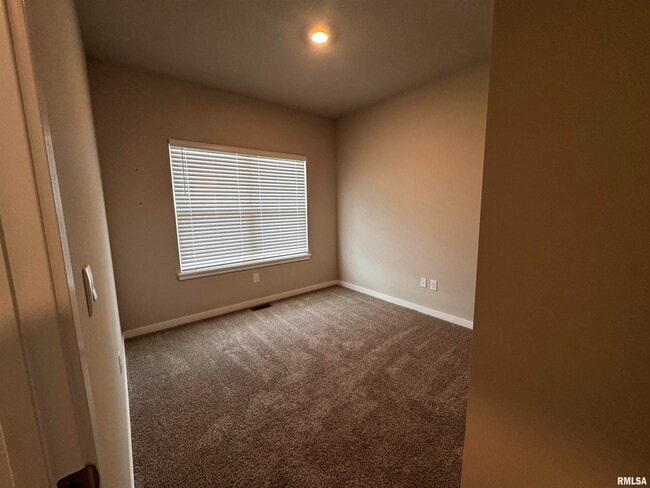Building Photo - 709 E Bear Dr
