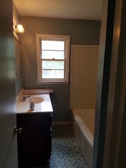 Master bathroom - 1975 Thomas Drive