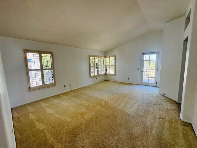 Building Photo - View Mission Oaks 4 Bedroom