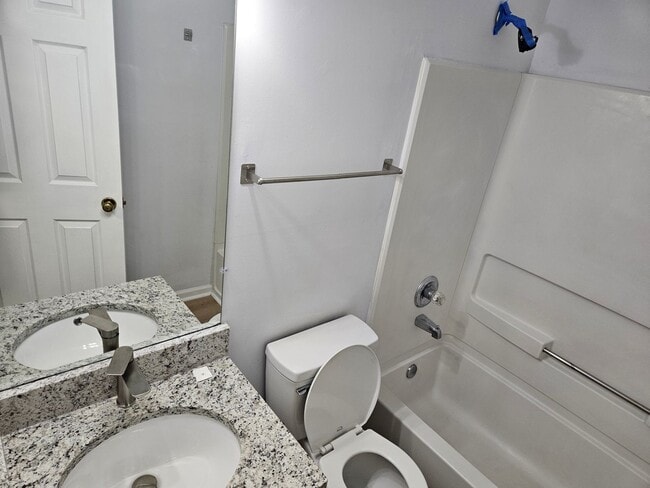 Building Photo - Stylish End Unit 3br 2.5ba TH in Cary! Ava...