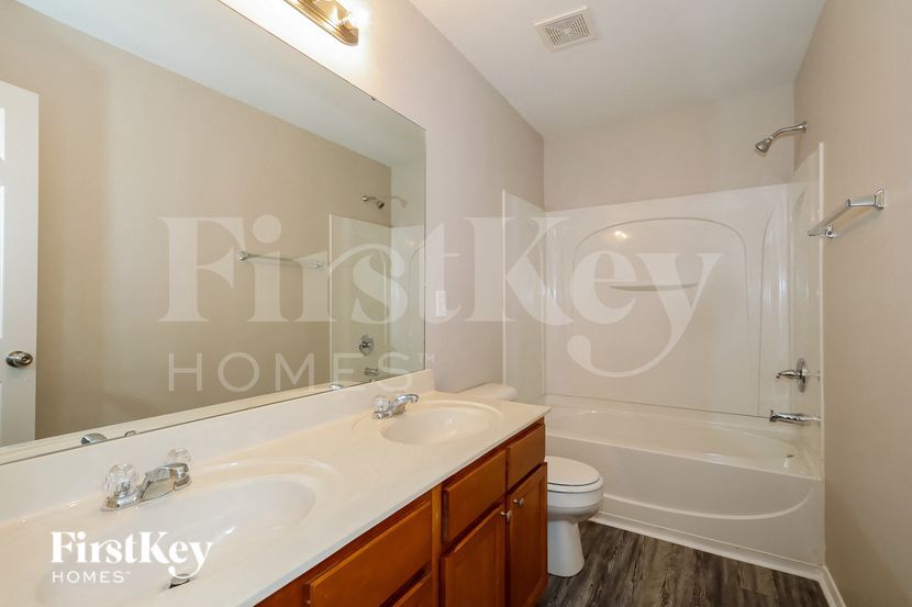 Building Photo - 933 Silverberry St