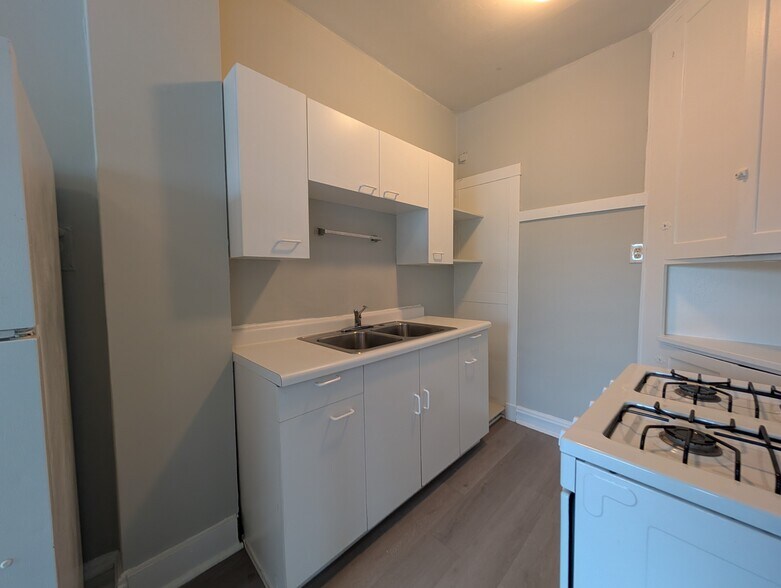 Building Photo - 2234 W Wilson Ave