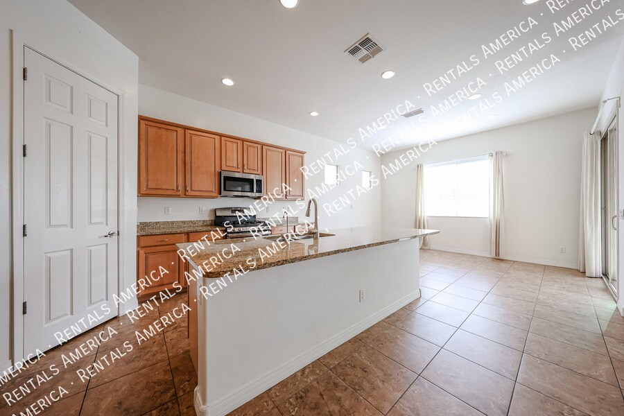 Building Photo - 1133 E Buckingham Ave