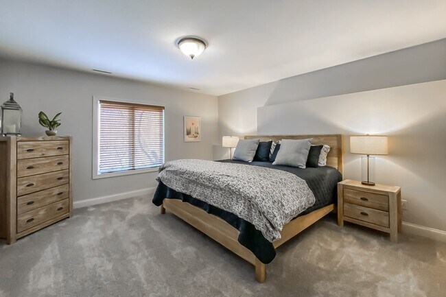 Building Photo - Warm and Luxurious 4 bedroom Executive Estate