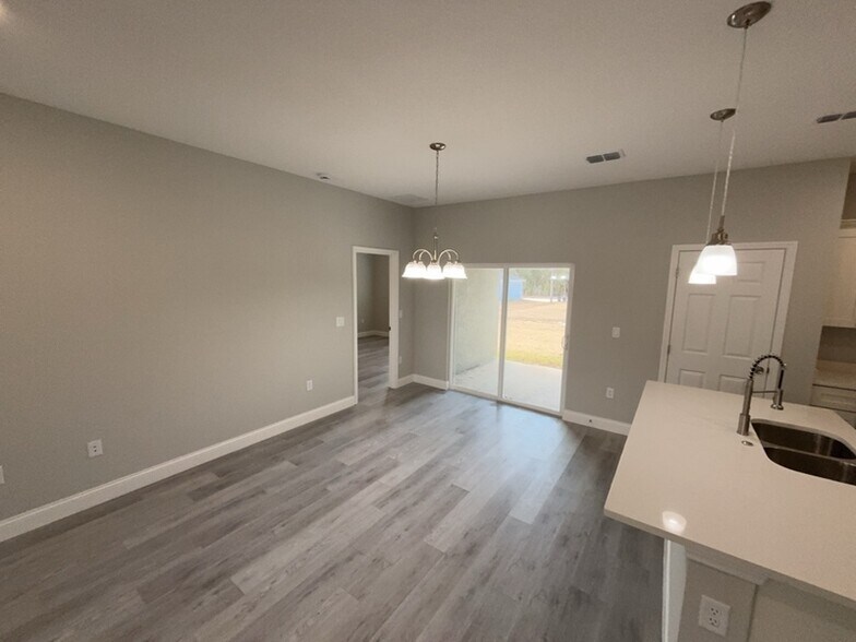 Building Photo - 8512 N Merrimac Way