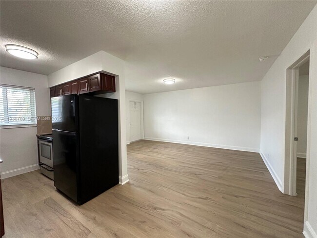 Building Photo - 110 NE 19th Ave