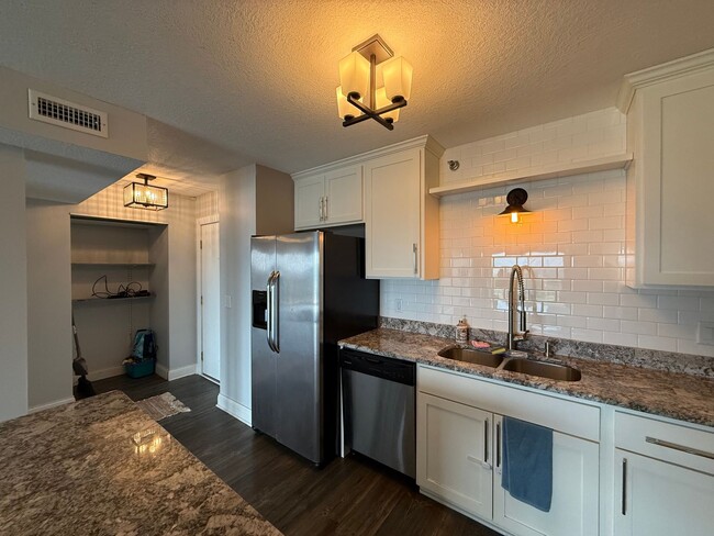 Building Photo - Modern 1 Bedroom Apartment With Stunning C...