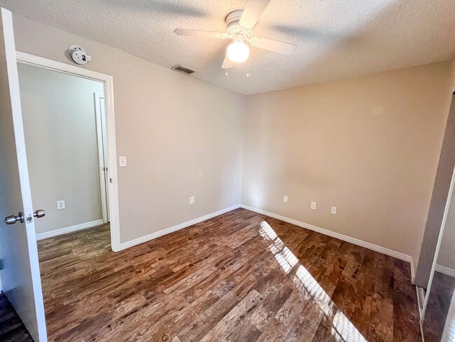 Building Photo - Windsor Park #1118 - On several bus routes to UF