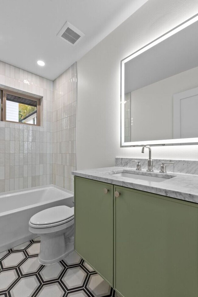 Building Photo - Stunning Ultra-Modern Central District Townhome w/ Air Conditioning