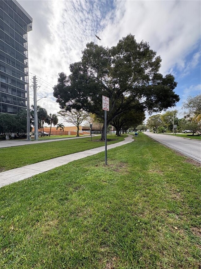 Building Photo - 2500 NE 135th St