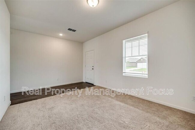 Building Photo - 713 Peach Tree Ln